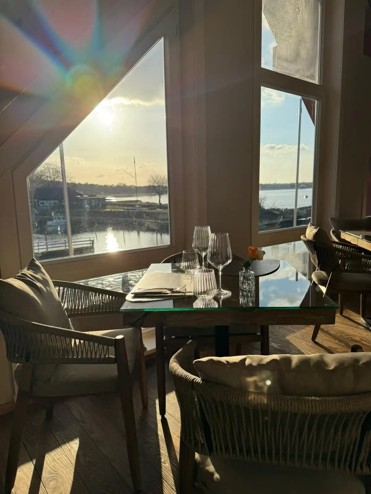 Fenster mit Blick auf den Hafen