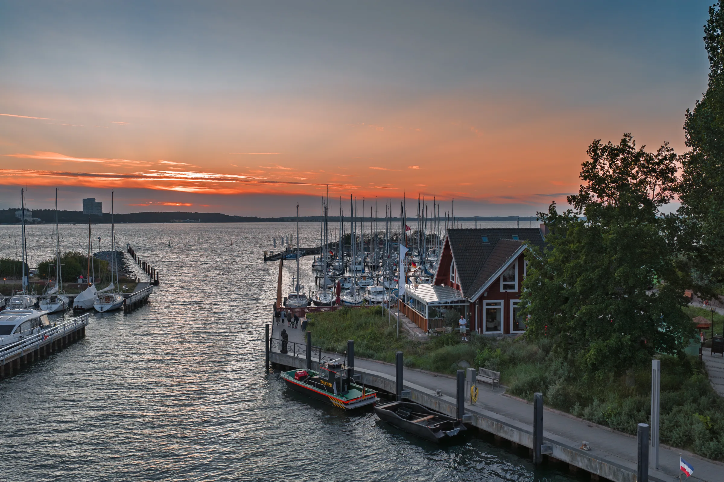 Burghard’s mit Wintergarten am Niendorfer Hafen bei Sonnenuntergang